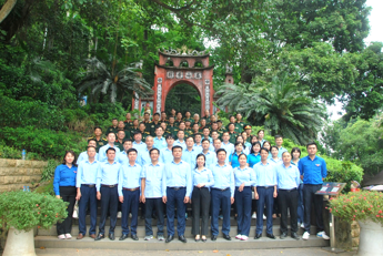 Đoàn đại biểu Đảng ủy khối Doanh nghiệp Hà Nội và Công ty TNHH Một thành viên Đầu tư phát triển Thủy lợi Hà Nội tổ chức Lễ dâng hương tri ân tại khu di tích lịch sử văn hóa Quốc gia đặc biệt Đền Hùng nhân dịp kỷ niệm 76 năm ngày Thương binh - Liệt sỹ (27/7/1947-27/7/2023)