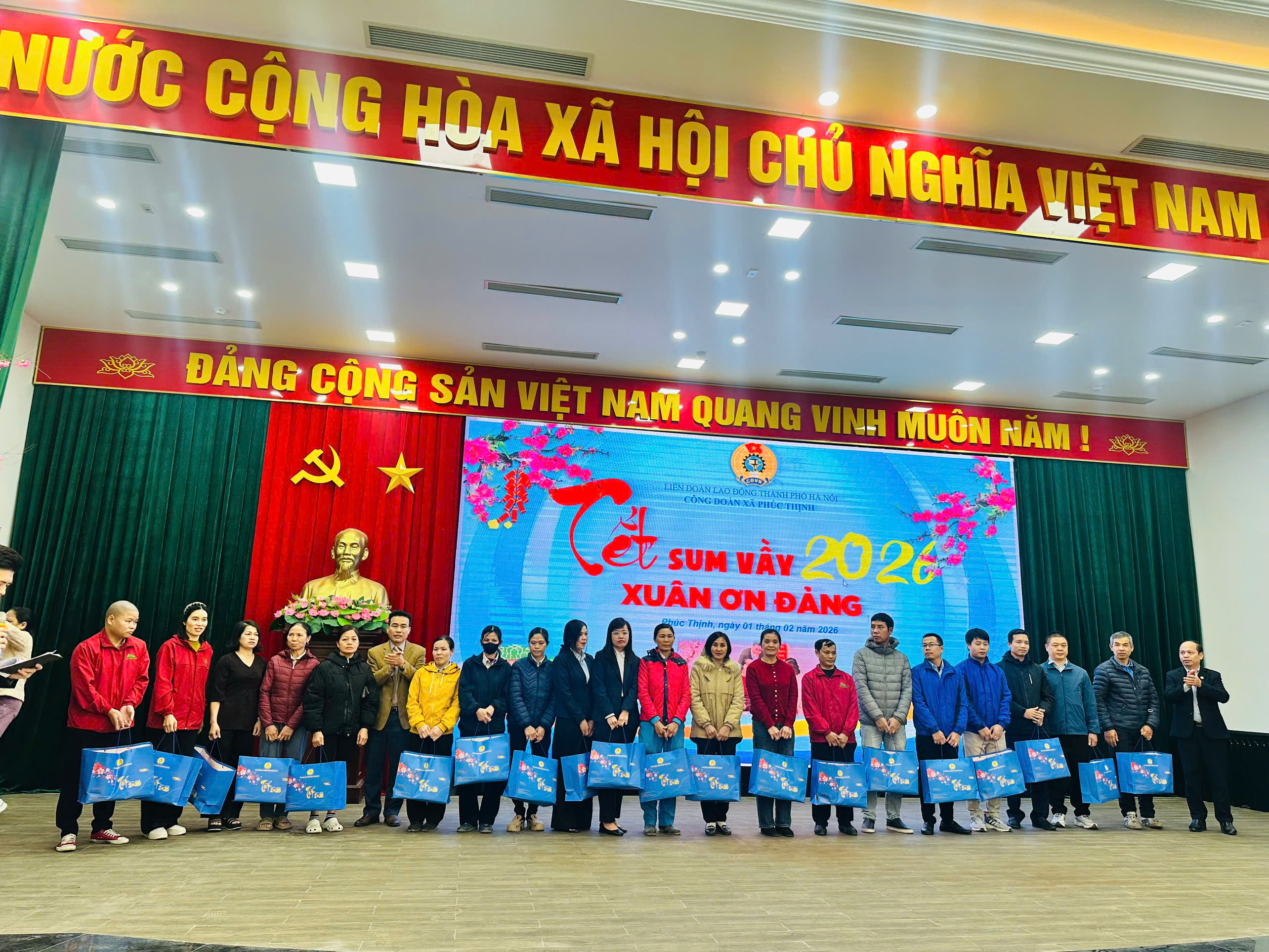 nhận qu&agrave; 4.jpg